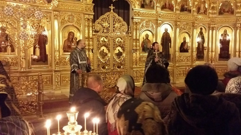 В Архиерейском подворье Казанской иконы Божией Матери г. Саранска состоялось вечернее праздничное богослужение 