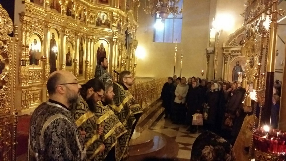 В Архиерейском подворье Казанской иконы Божией Матери г. Саранска состоялось вечернее праздничное богослужение 