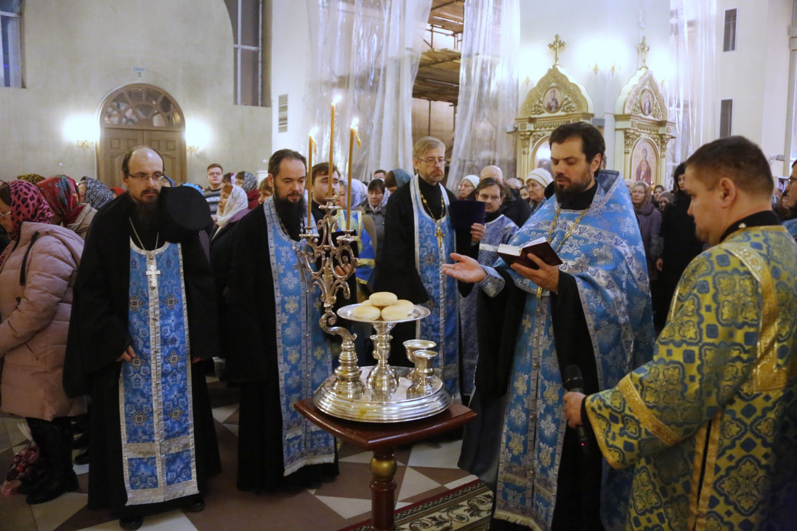 В канун праздника Введения во храм Пресвятой Богородицы