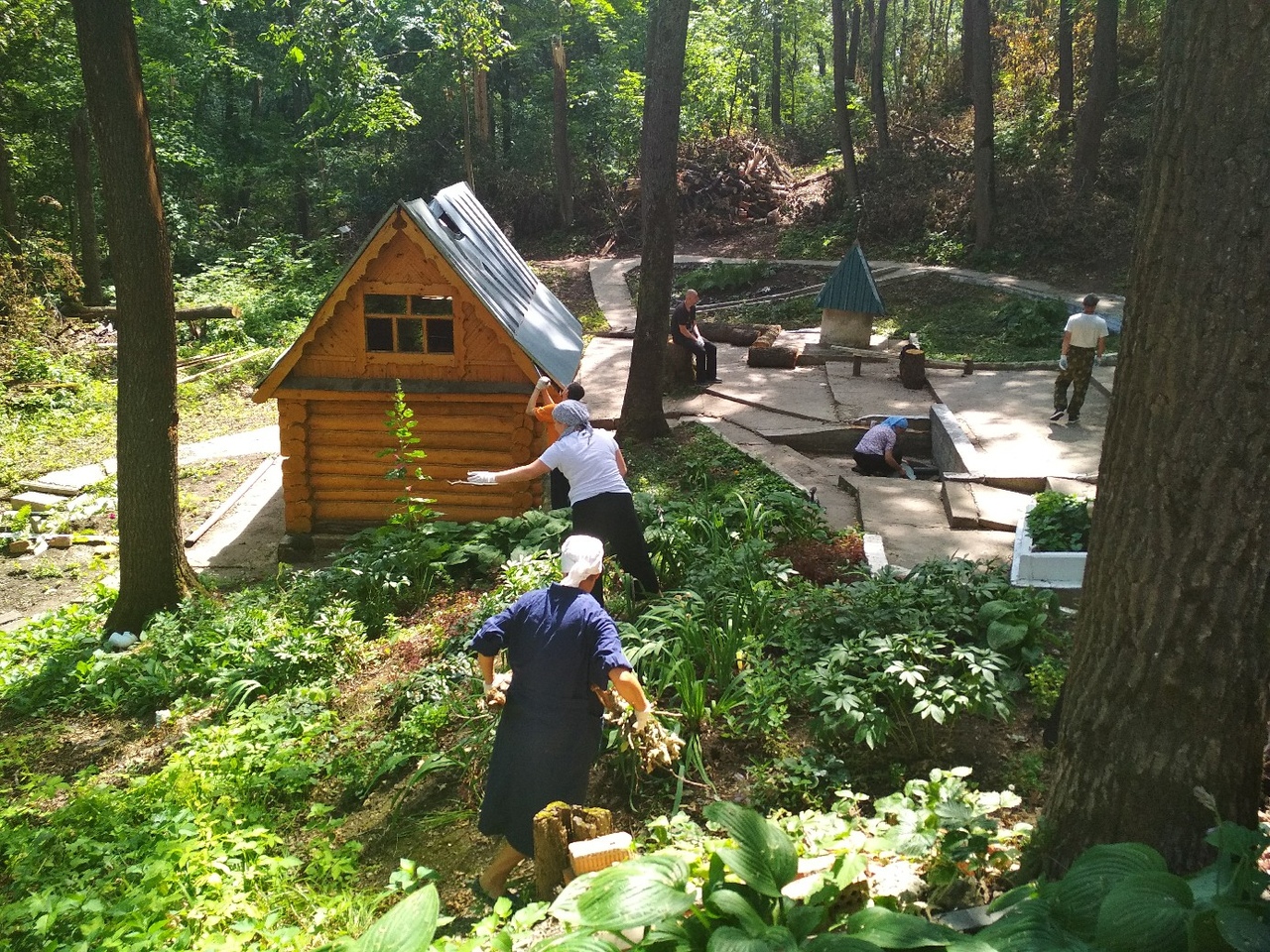 Продолжаются работы по восстановлению святого источника.