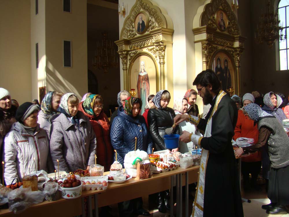 Священник освящает куличи