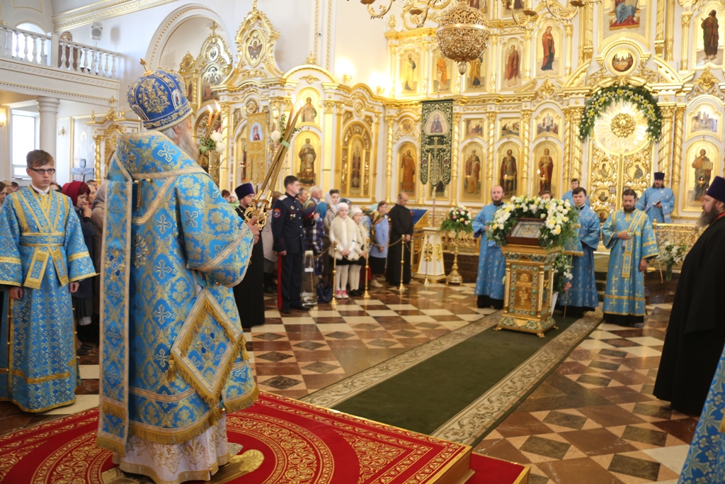 В Свято-Феодоровском кафедральном соборе торжественно встретили Курскую Коренную икону Божией Матери 